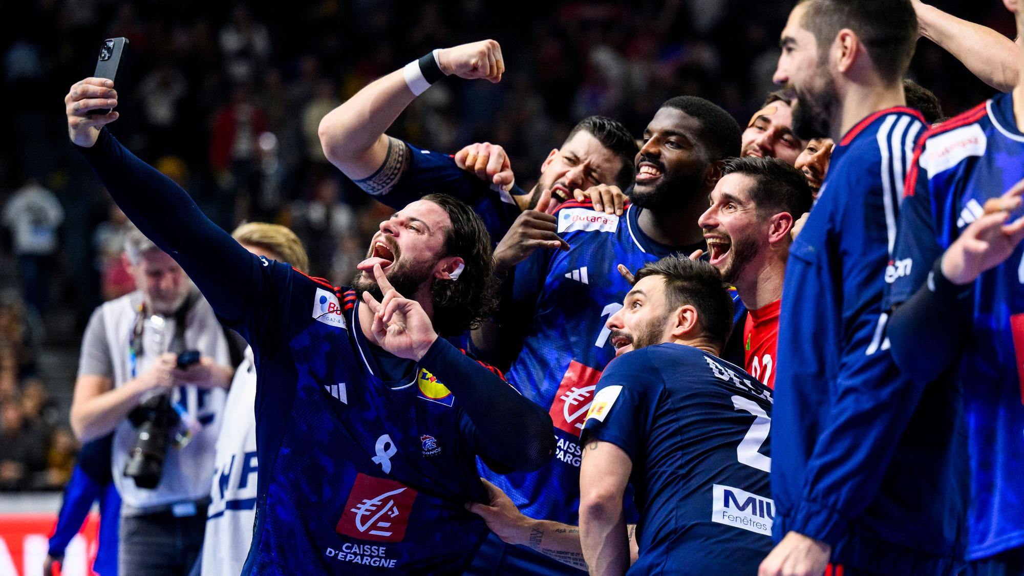 Frankreichs Elohim Prandi (l) macht nach dem Spiel ein Selfie mit dem Team und jubelt.