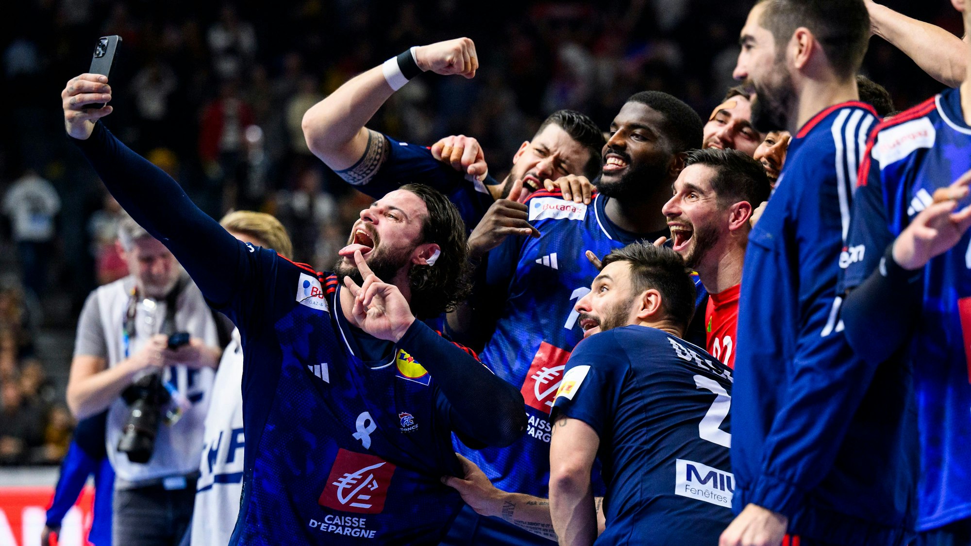 Frankreichs Elohim Prandi (l) macht nach dem Spiel ein Selfie mit dem Team und jubelt.