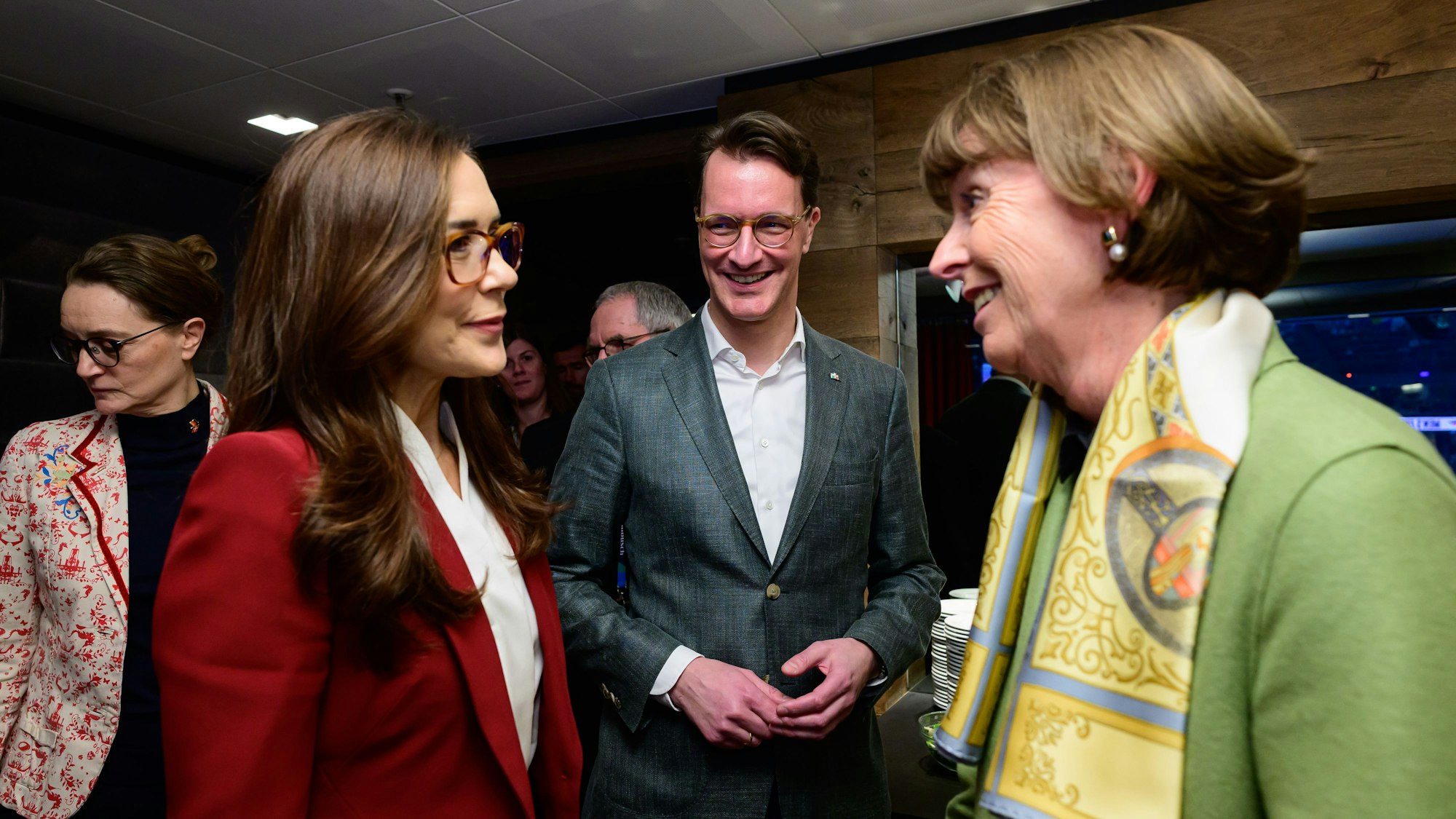 28.1.2024: Königin Mary von Dänemark (l.) trifft vor dem Finale der Handball-EM die Kölner Oberbürgermeisterin Henriette Reker. Im Hintergrund NRW-Ministerpräsident Hendrik Wüst (CDU).