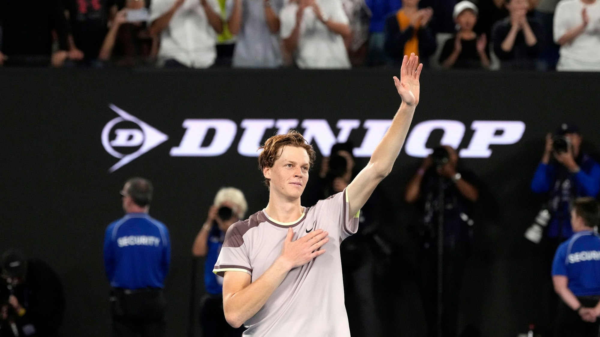 Jannik Sinner grüßt das Publikum nach seinem Sieg.