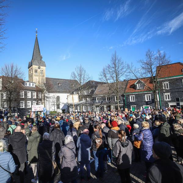 Zahlreiche Burscheiderinnen und Burscheider versammelten sich am Marktplatz in Burscheid