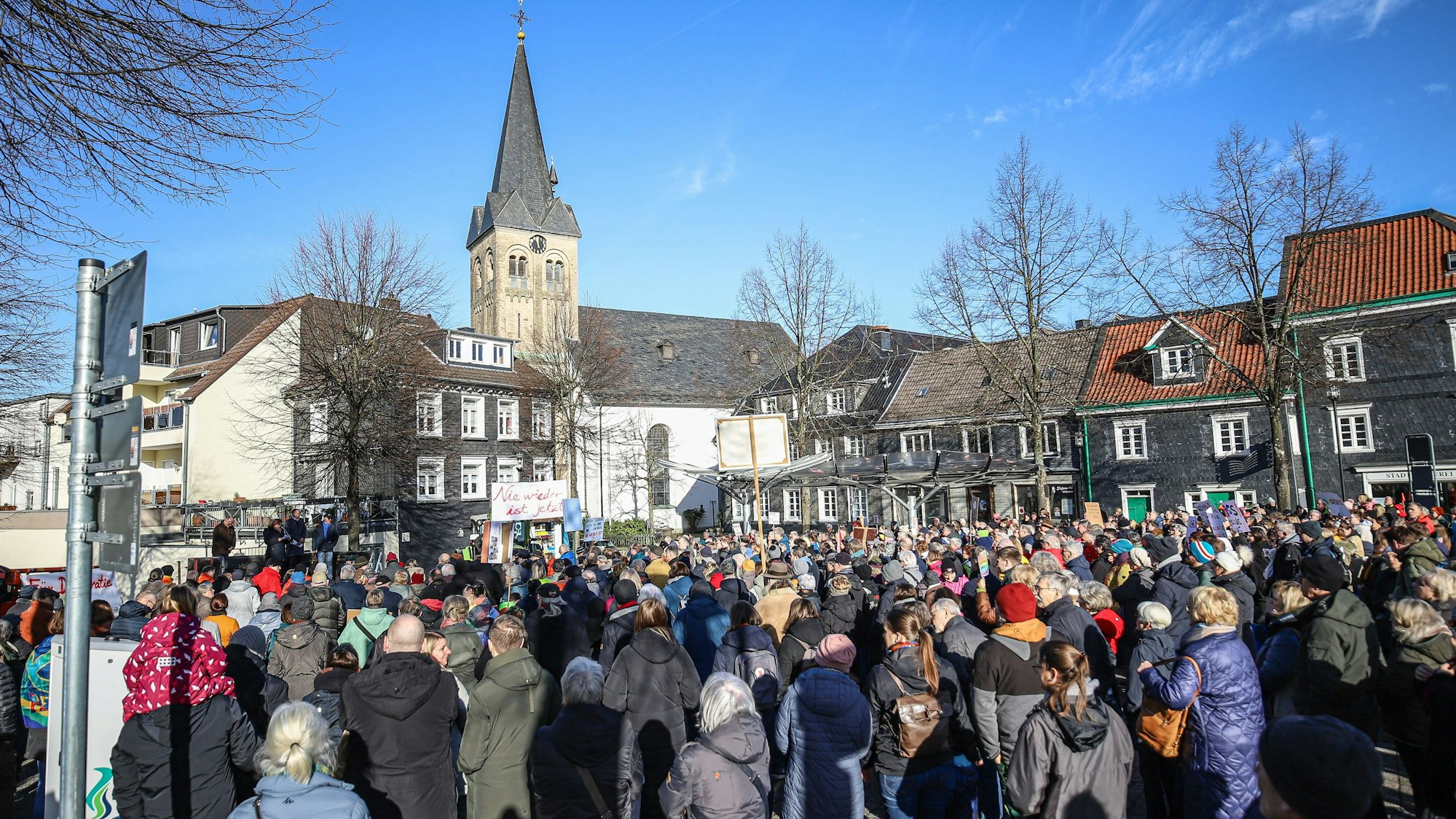 Zahlreiche Burscheiderinnen und Burscheider versammelten sich am Marktplatz in Burscheid