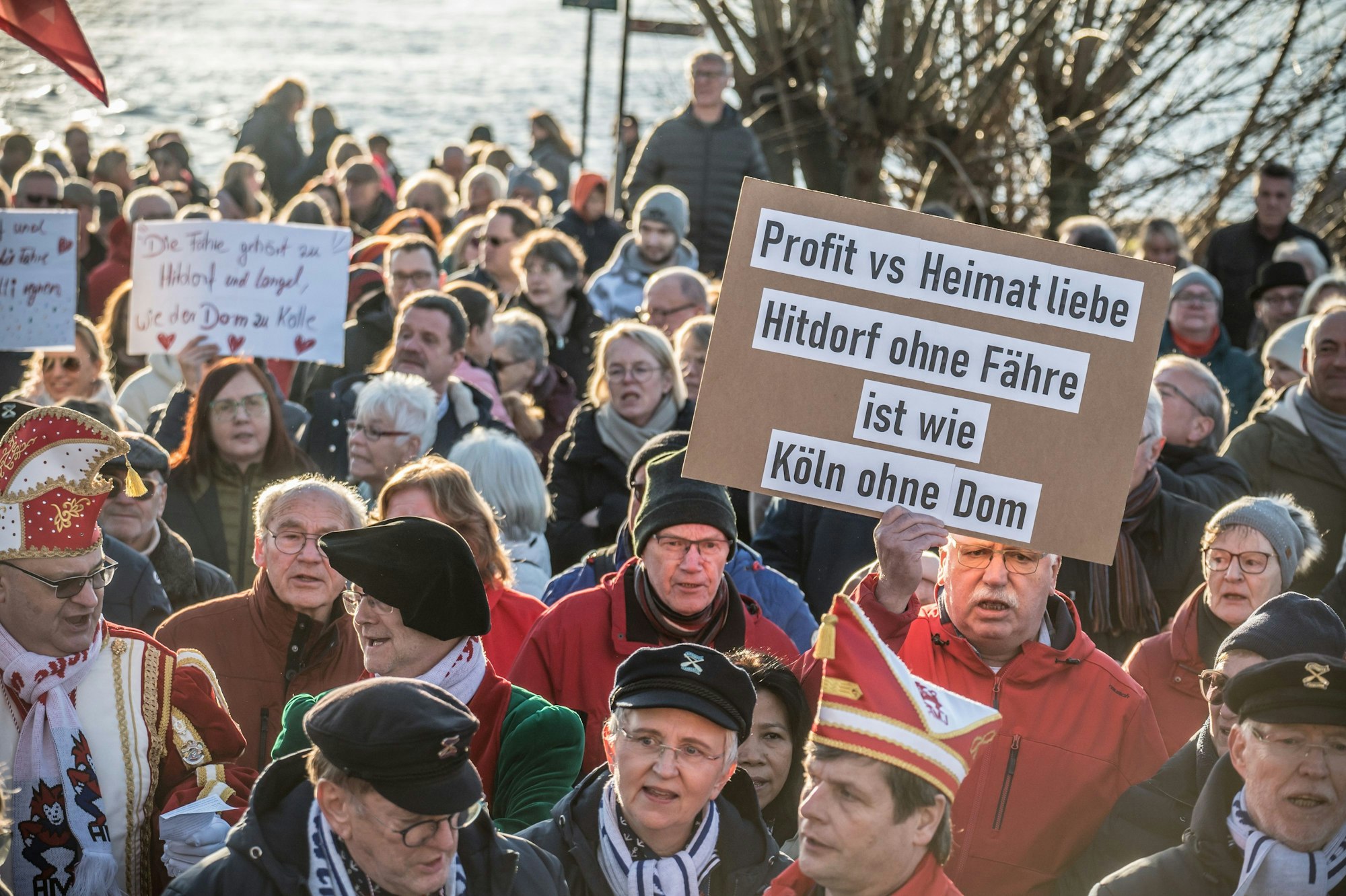 Zur fast spontanen Protestveranstaltung am Sonntagnachmittag waren hunderte auh Itdorf gekommen. Gegenüber in Langel standen auch viele Leute. Foto: Ralf Krieger