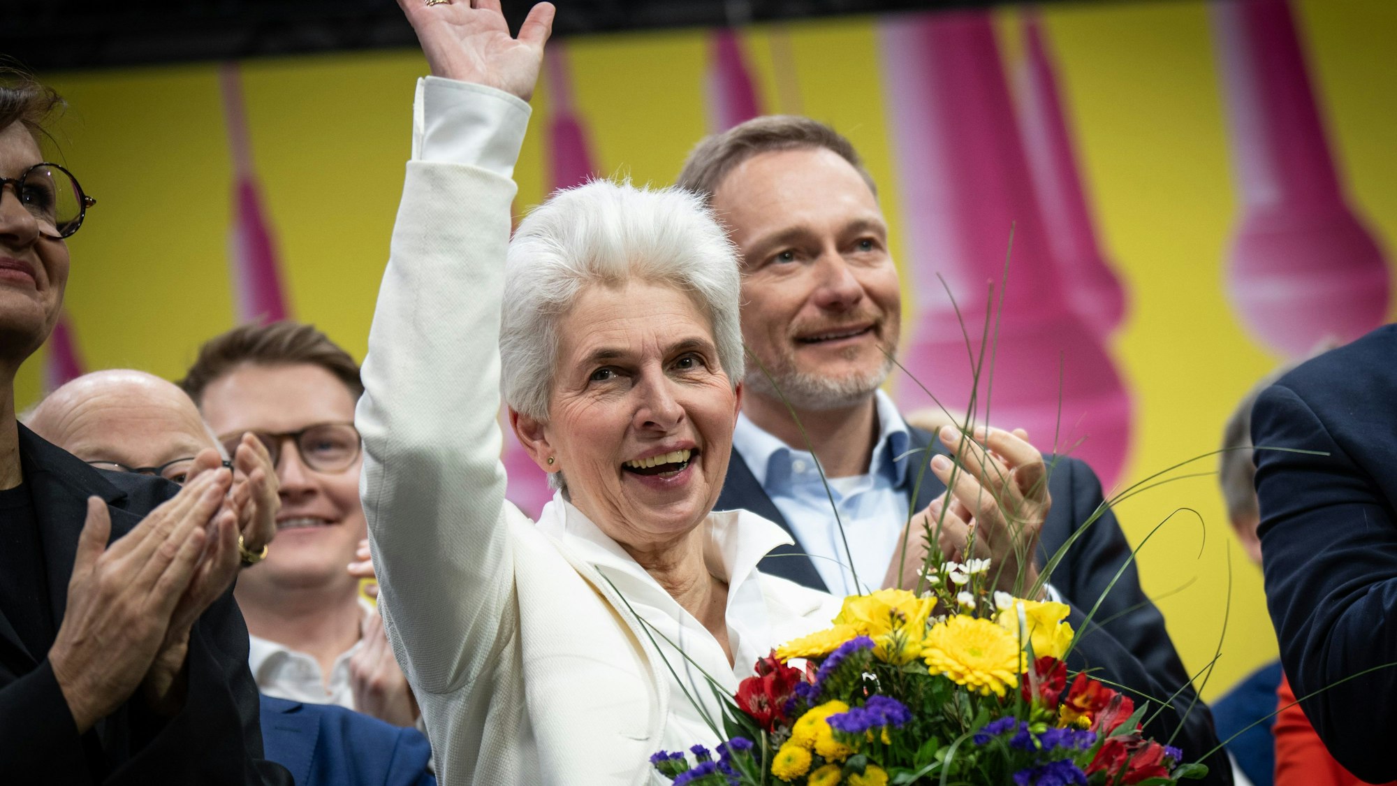 Marie-Agnes Strack-Zimmermann, Spitzenkandidatin der FDP für die Europawahlen 2024, steht nach ihrer Wahl beim Europaparteitag der Liberalen neben Christian Lindner.