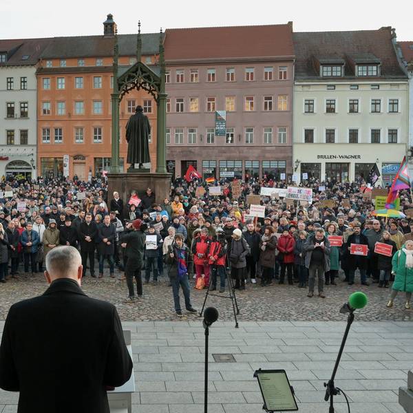 Teilnehmer einer Kundgebung gegen Rechtsextremismus stehen auf dem Marktplatz in Wittenberg.