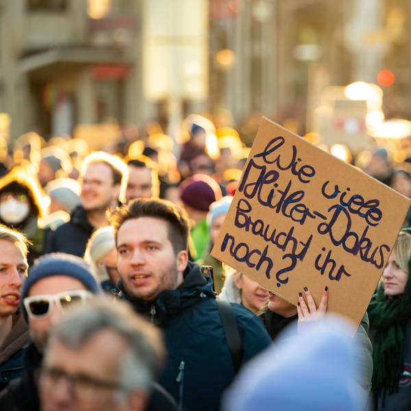 „Wie viele Hitler-Dokus braucht ihr noch?“ steht auf einem Plakat bei der Demonstration gegen Rechtsextremismus.