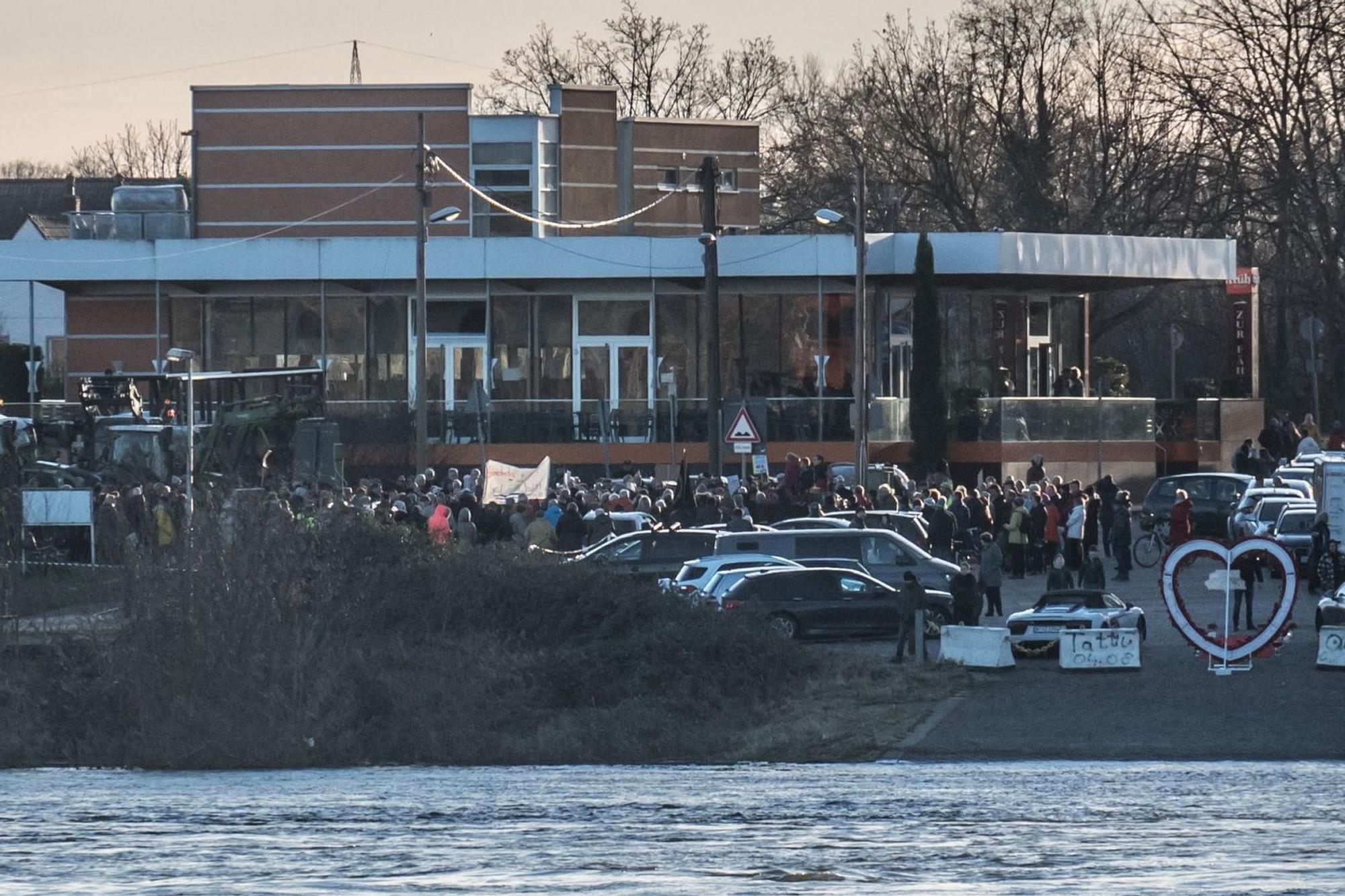 Zur fast spontanen Protestveranstaltung am Sonntagnachmittag waren hunderte auh Itdorf gekommen. Gegenüber in Langel standen auch viele Leute. Foto: Ralf Krieger