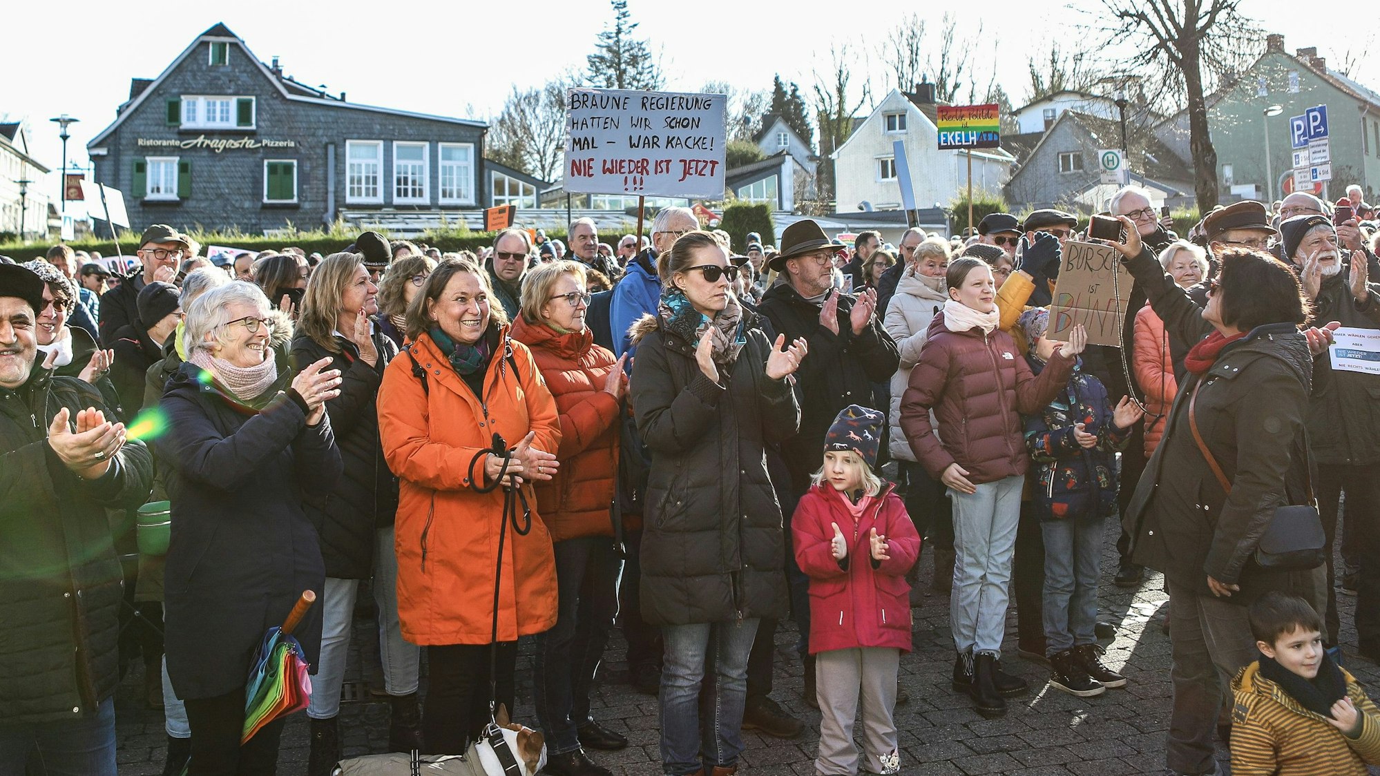 Bunte Botschaften: Kreative Plakate und auffällige Plakate auf dem Marktplatz
