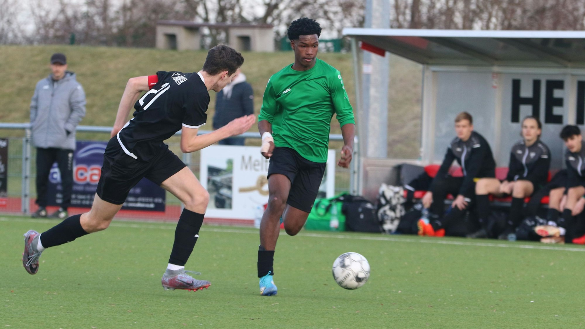 Das Bild zeigt den Spieler der JSG Kirchheim, der ins Laufduell mit seinem Gegenspieler geht.