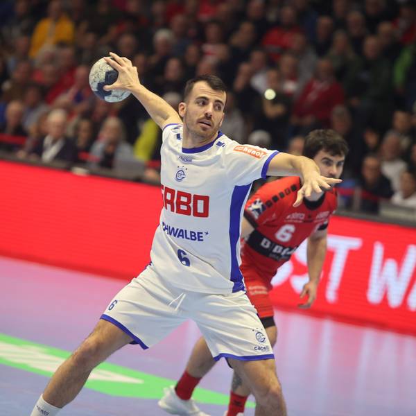 VfL-Handballer Milos Vujovic beim Siebenmeter.