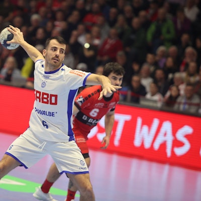 VfL-Handballer Milos Vujovic beim Siebenmeter.