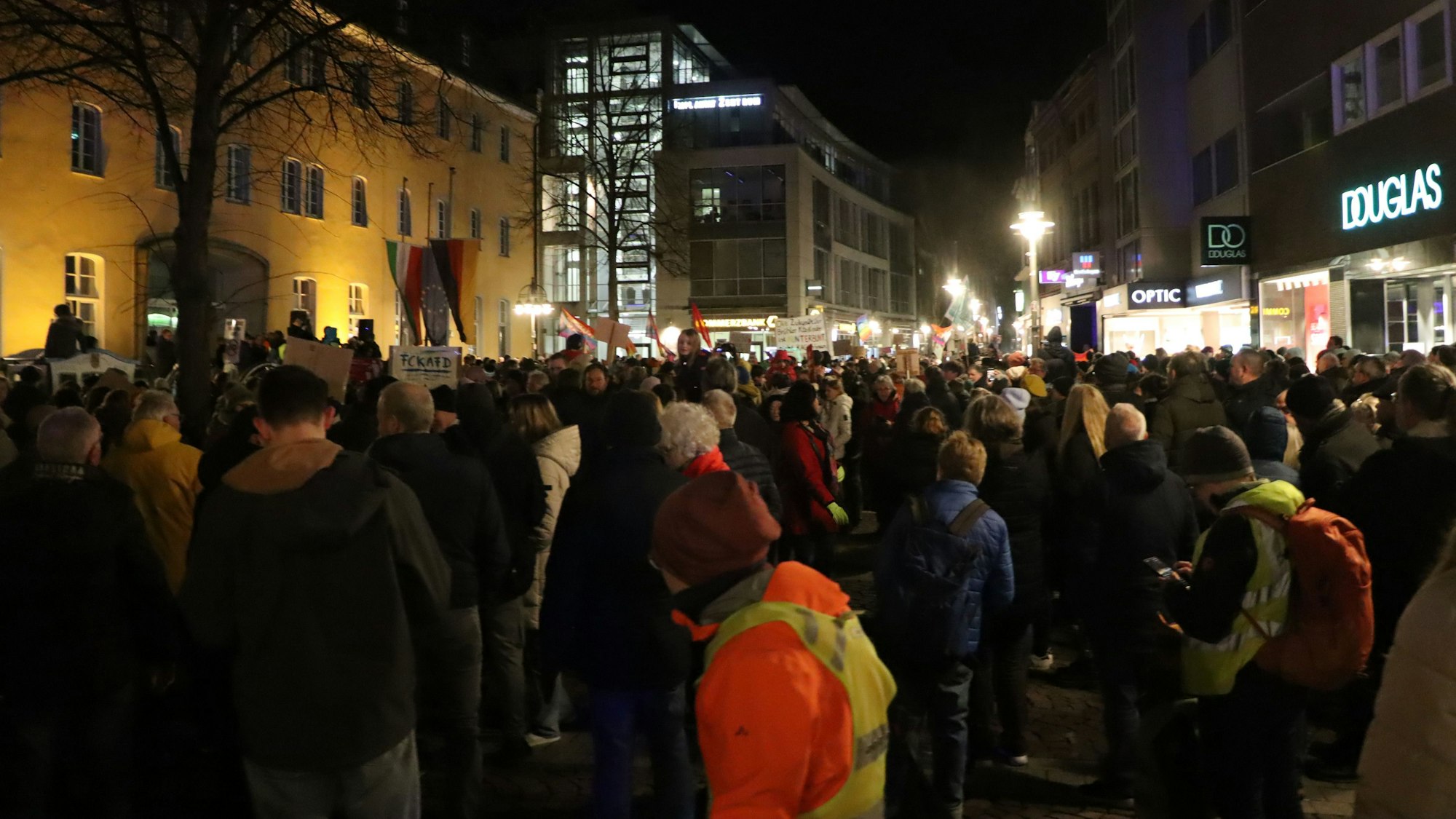 Auf dem Foto sind Menschen zu sehen, die dichtgedrängt auf dem Rathausplatz in Brühl stehen.