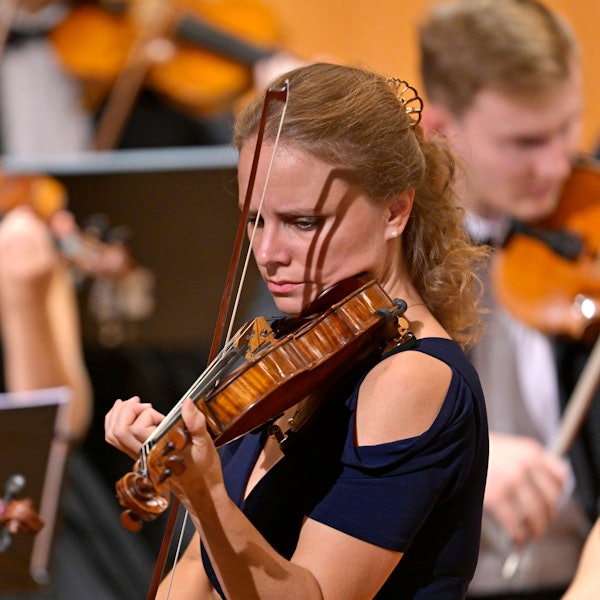 24.09.2022, Internationales Klassikfestival Festival der Nationen 2022 im Kurhaus Bad Wörishofen im Unterallgäu, Julia Fischer Violine mit dem vbw Festivalorchester unter der Leitung von Christoph Adt 24.09.2022, Klassikfestival Bad Wörishofen 24.09.2022, Klassikfestival Bad Wörishofen *** 24 09 2022, International Classical Festival Festival of Nations 2022 at the Kurhaus Bad Wörishofen in Unterallgäu, Julia Fischer violin with the vbw Festival Orchestra conducted by Christoph Adt 24 09 2022, Classical Festival Bad Wörishofen 24 09 2022, Classical Festival Bad Wörishofen