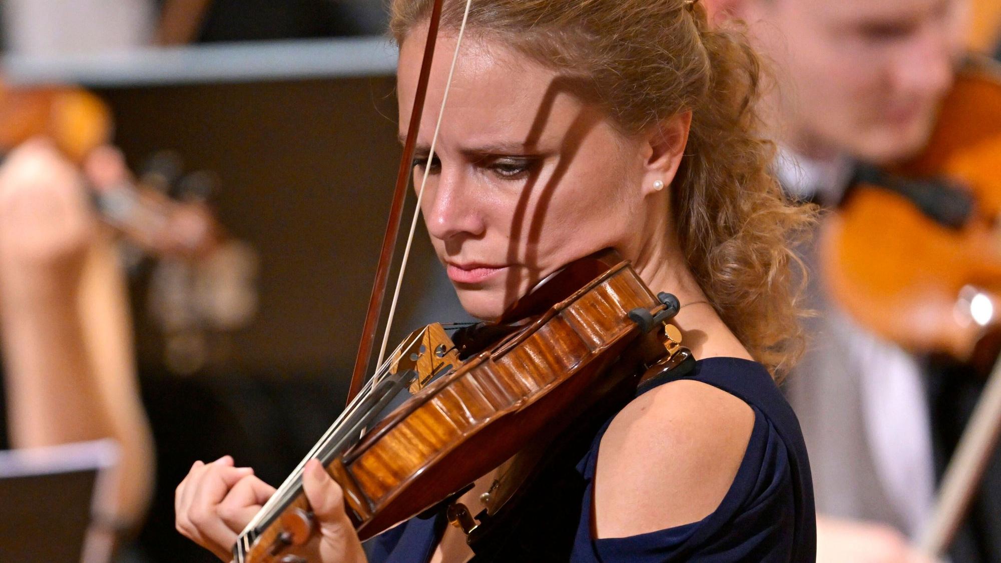 24.09.2022, Internationales Klassikfestival Festival der Nationen 2022 im Kurhaus Bad Wörishofen im Unterallgäu, Julia Fischer Violine mit dem vbw Festivalorchester unter der Leitung von Christoph Adt 24.09.2022, Klassikfestival Bad Wörishofen 24.09.2022, Klassikfestival Bad Wörishofen *** 24 09 2022, International Classical Festival Festival of Nations 2022 at the Kurhaus Bad Wörishofen in Unterallgäu, Julia Fischer violin with the vbw Festival Orchestra conducted by Christoph Adt 24 09 2022, Classical Festival Bad Wörishofen 24 09 2022, Classical Festival Bad Wörishofen
