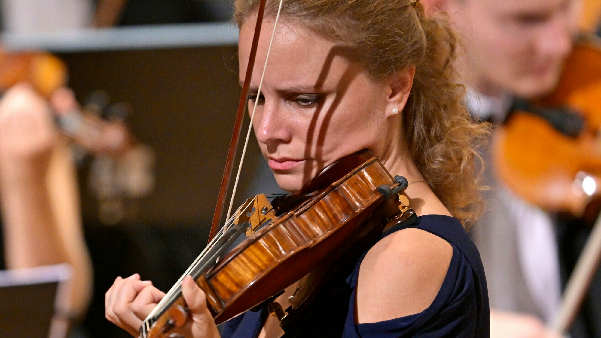 24.09.2022, Internationales Klassikfestival Festival der Nationen 2022 im Kurhaus Bad Wörishofen im Unterallgäu, Julia Fischer Violine mit dem vbw Festivalorchester unter der Leitung von Christoph Adt 24.09.2022, Klassikfestival Bad Wörishofen 24.09.2022, Klassikfestival Bad Wörishofen *** 24 09 2022, International Classical Festival Festival of Nations 2022 at the Kurhaus Bad Wörishofen in Unterallgäu, Julia Fischer violin with the vbw Festival Orchestra conducted by Christoph Adt 24 09 2022, Classical Festival Bad Wörishofen 24 09 2022, Classical Festival Bad Wörishofen