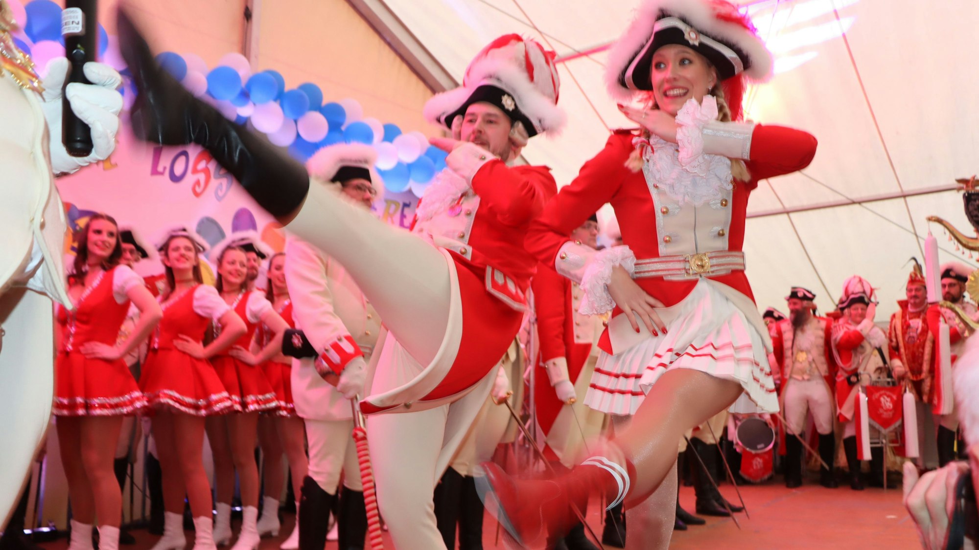 Das Bild zeigt ein Tanzpärchen der Prinzengarde Frechen.