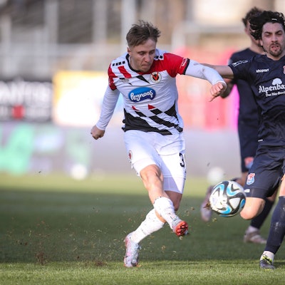 27.01.2024, Köln, Fußball, bwin 3. Liga Herren, Sportpark Höhenberg, 23. Spieltag, Saison 2023 2024, FC Viktoria Köln SpVgg Unterhaching: Luca Marseiler Viktoria Köln gegen Markus Schwabl SpVgg Unterhaching. DFB regulations prohibit any use of photographs as image sequences and or quasi-video. Nordrhein-Westfalen Deutschland *** 27 01 2024, Köln, Fußball, bwin 3 Liga Herren, Sportpark Höhenberg, 23 Spieltag, Saison 2023 2024, FC Viktoria Köln SpVgg Unterhaching Luca Marseiler Viktoria Köln vs Markus Schwabl SpVgg Unterhaching DFB regulations prohibit any use of photographs as image sequences and or quasi video Nordrhein Westfalen Germany