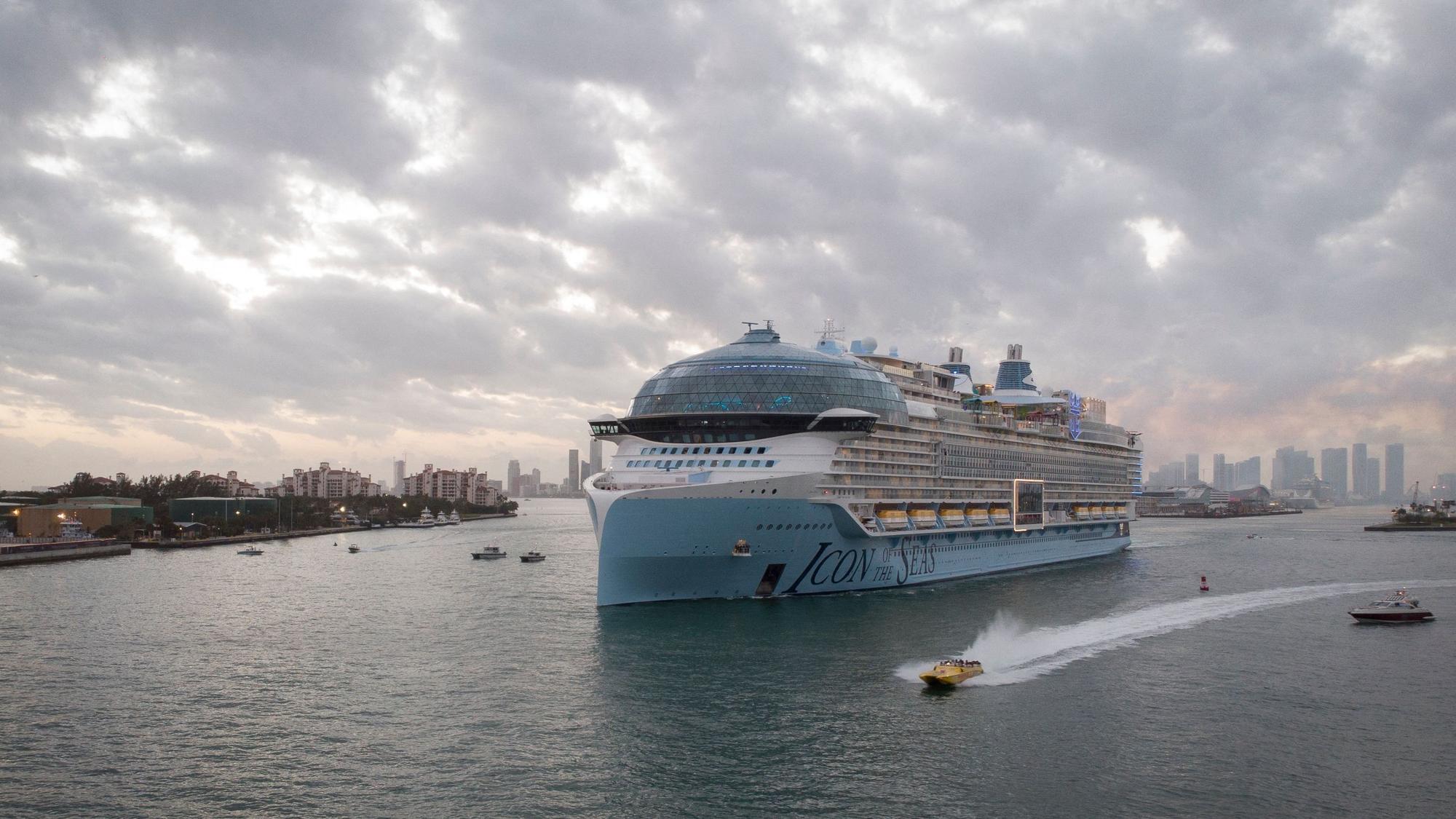 Die „Icon of the Seas“ von Royal Caribbean, das größte Kreuzfahrtschiff der Welt, verlässt den Hafen von Miami.