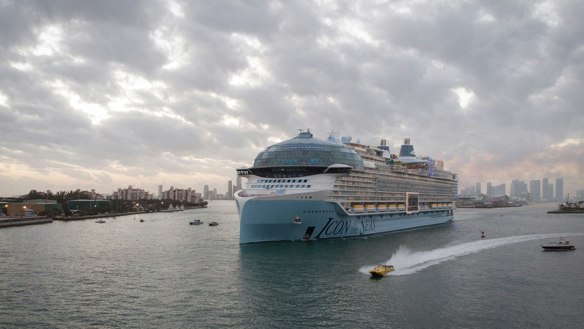 Die „Icon of the Seas“ von Royal Caribbean, das größte Kreuzfahrtschiff der Welt, verlässt den Hafen von Miami.