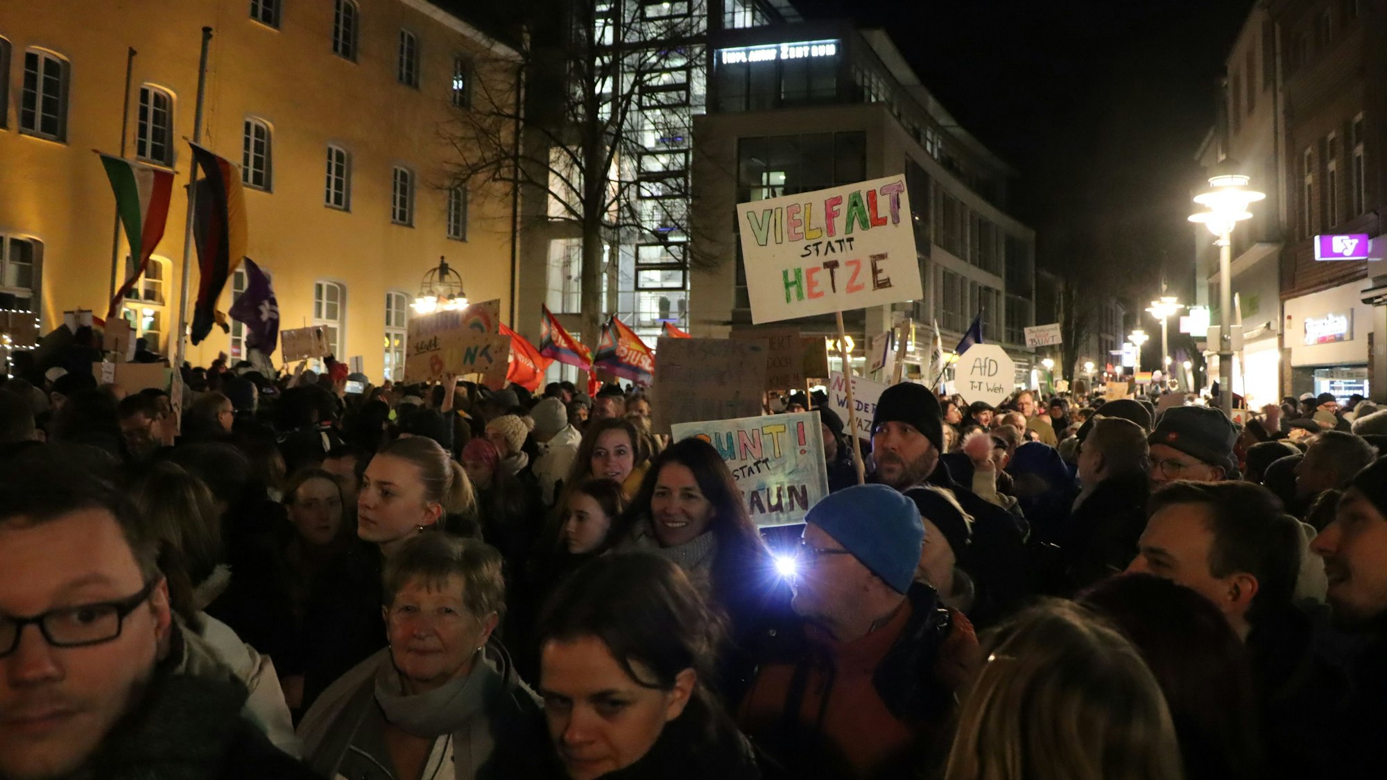 Das Foto zeigt eine Demonstration gegen rechtsextreme Hetze in Brühl.