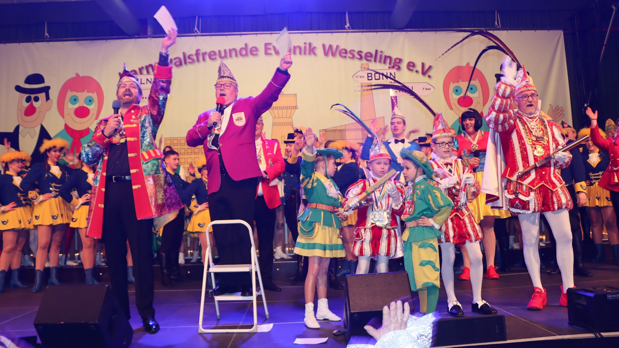 Das Foto zeigt Karnevalisten auf der Wesselinger Bühne.