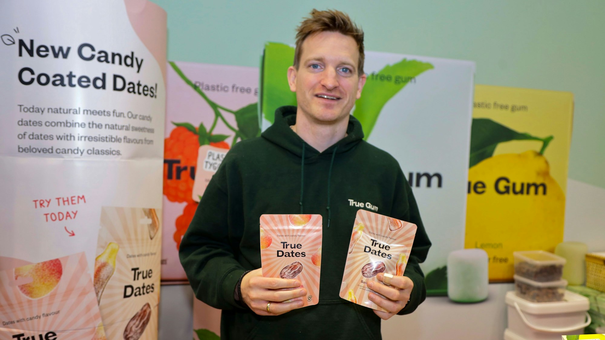 Firmengründer von True Gum, Jakob Sand Motzfeld, präsentiert Datteln in verschiedenen Fruchtgeschmäckern.