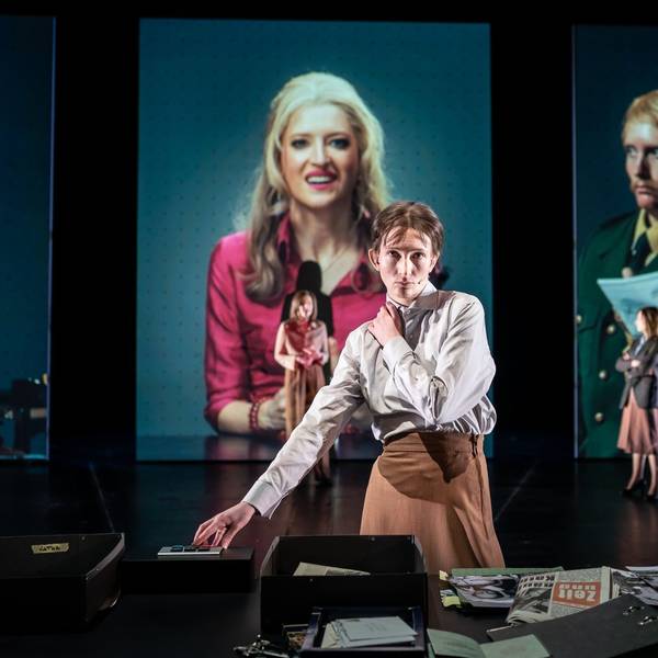 Heinrich Bölls „Die verlorene Ehre der Katharina Blum“ im Depot 1 des Kölner Schauspiels, Regie: Bastian. Vorne im Bild: Rebecca Lindauer.