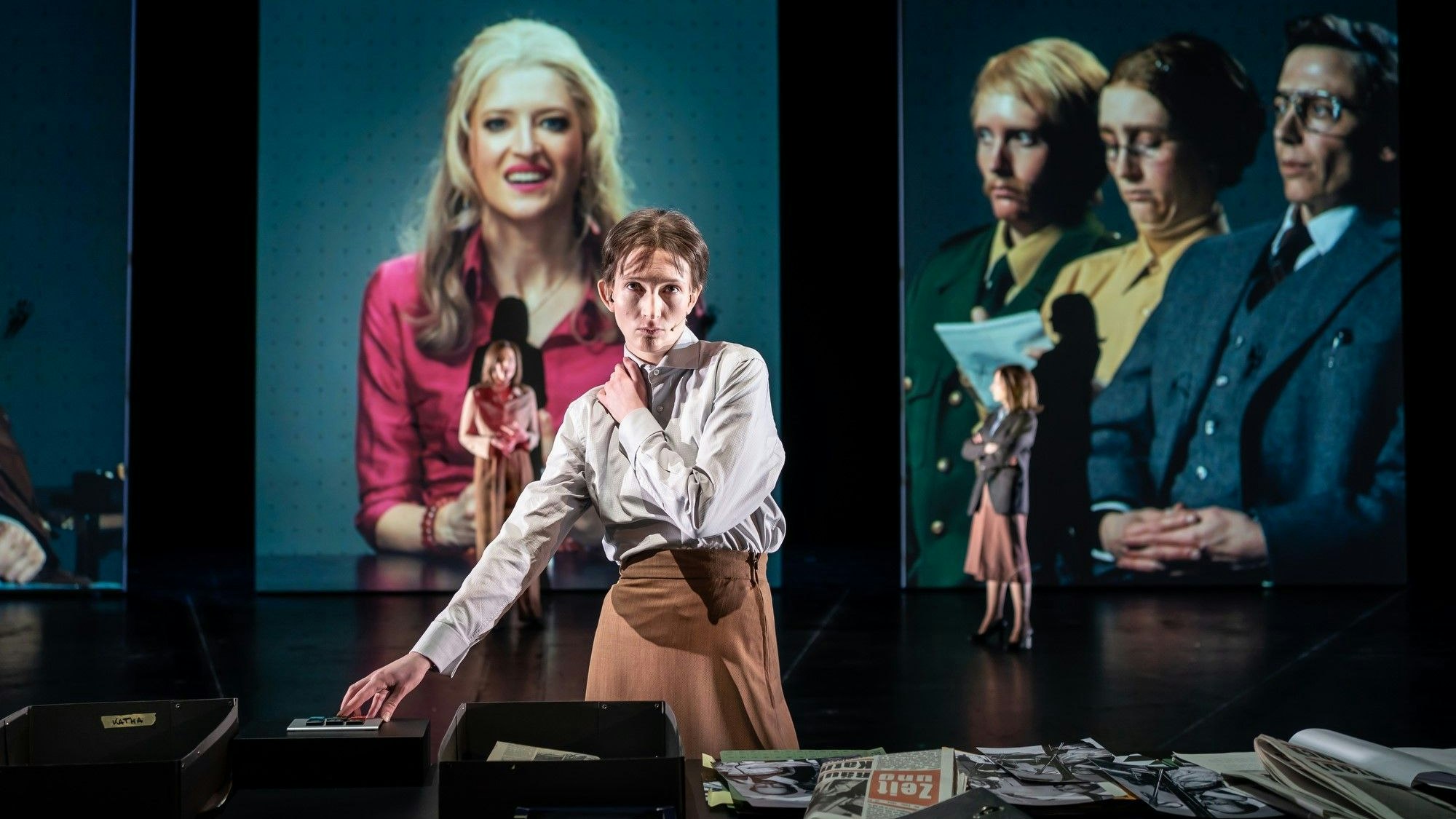 Heinrich Bölls „Die verlorene Ehre der Katharina Blum“ im Depot 1 des Kölner Schauspiels, Regie: Bastian. Vorne im Bild: Rebecca Lindauer.