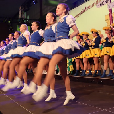 Auf dem Foto sind die Tänzerinnen der Prinzengarde Urfeld zu sehen.