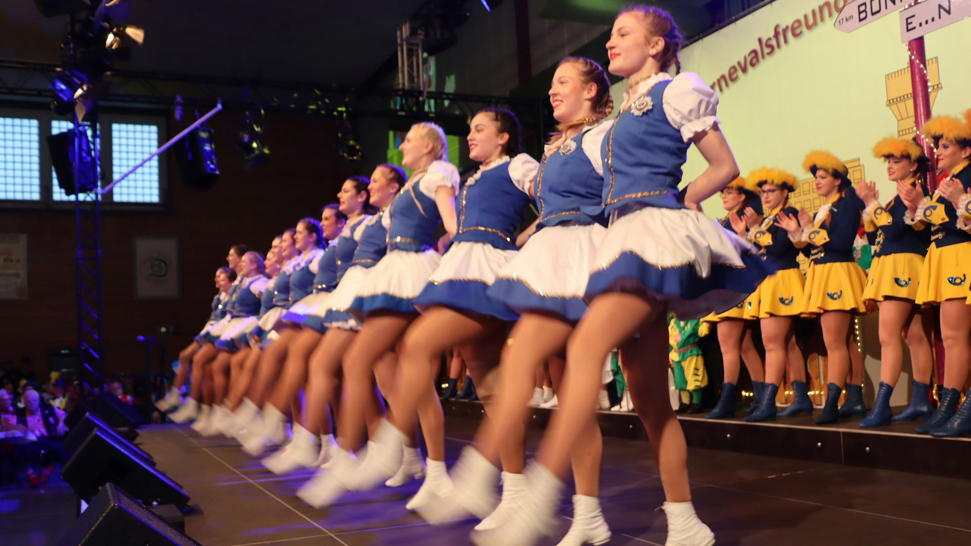 Auf dem Foto sind die Tänzerinnen der Prinzengarde Urfeld zu sehen.