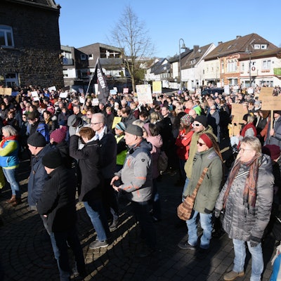 Bild von einer Demo auf dem Milly-la-Forêt-Platz in Morsbach.