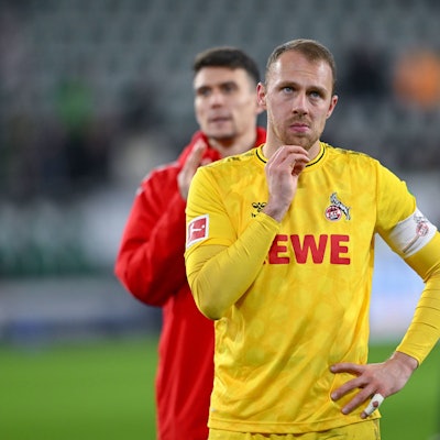 Kölns Torhüter Marvin Schwäbe schaut nach dem 1:1 in Wolfsburg nicht sonderlich glücklich drein.