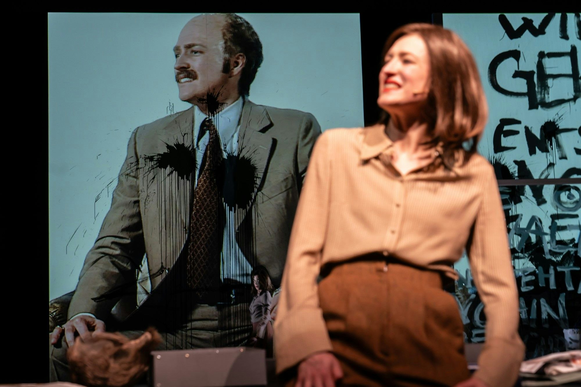 Die verlorene
Ehre der
Katharina Blum
von Heinrich Böll
Regie: Bastian Kraft
Regie: Bastian Kraft
Bühne: Nadin Schumacher
Kostüme: Jelena Miletić
Musik: Björn SC Deigner
Licht: Jürgen Kapitein
Videodesign: Sophie Lux
Live-Kamera: Jonathan Kastl
Dramaturgie: Sibylle Dudek
Foto: Krafft Angerer