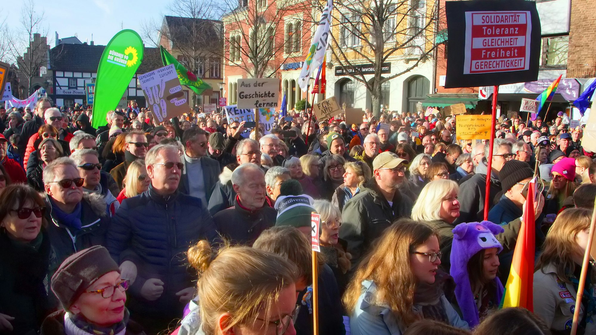 Auf dem Foto ist zu sehen, wie Teilnehmer der Kundgebung dicht gedrängt auf dem Marktplatz in Erftstadt-Lechenich stehen.