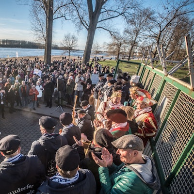 Zur fast spontanen Protestveranstaltung am Sonntagnachmittag waren hunderte auh Itdorf gekommen. Gegenüber in Langel standen auch viele Leute. Foto: Ralf Krieger