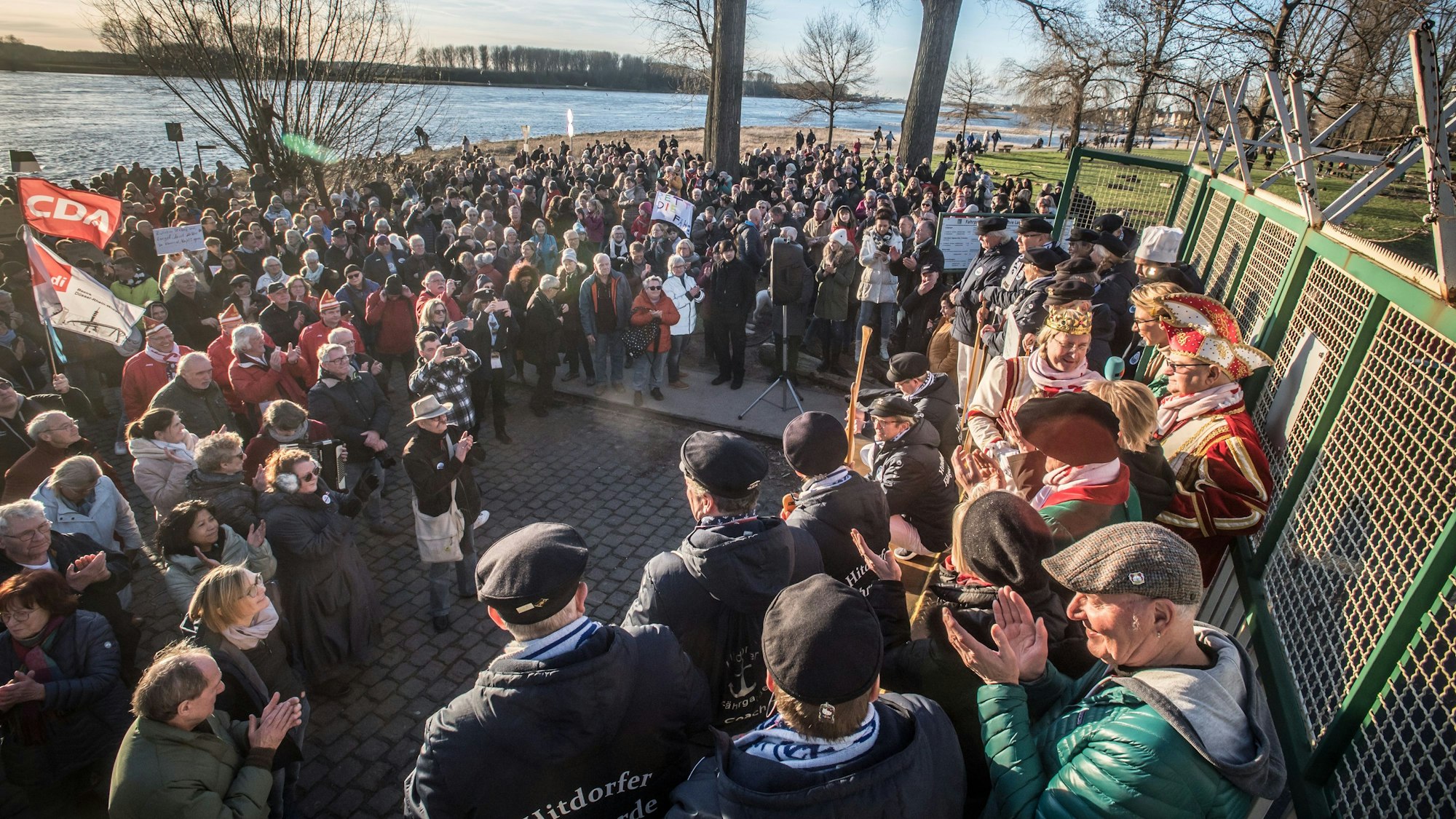 Zur fast spontanen Protestveranstaltung am Sonntagnachmittag waren hunderte auh Itdorf gekommen. Gegenüber in Langel standen auch viele Leute. Foto: Ralf Krieger