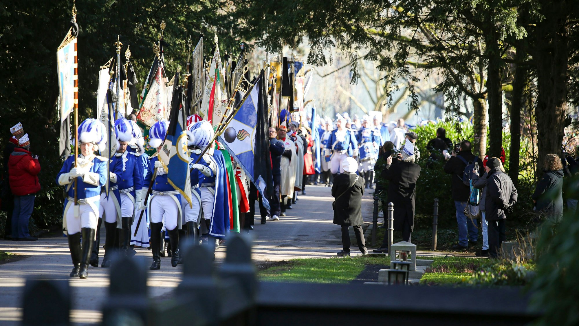Großer Abschied von Fro Kuckelkorn – der Trauerzug auf Melaten war nahezu 200 Meter lang.