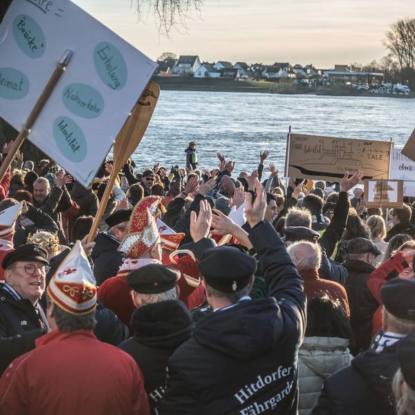 Zur fast spontanen Protestveranstaltung am Sonntagnachmittag waren hunderte auh Itdorf gekommen.