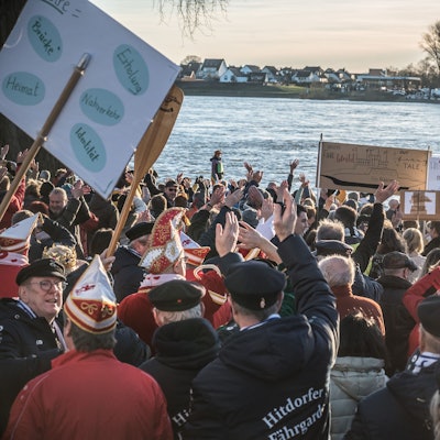 Zur fast spontanen Protestveranstaltung am Sonntagnachmittag waren hunderte auh Itdorf gekommen.