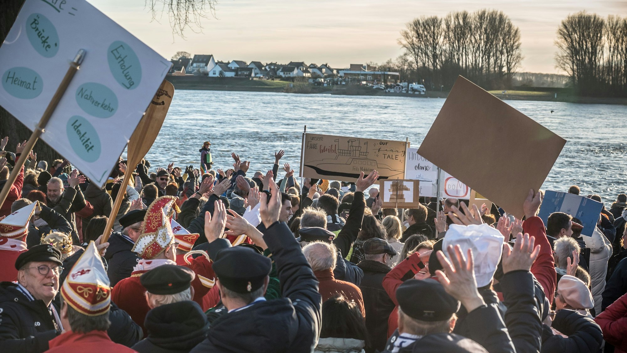 Die Menschen auf beiden Rheinseiten protestierten für den Erhalt der Fähre.
