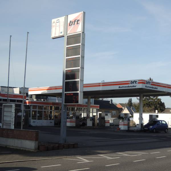 Auf dem Foto ist eine freie Tankstelle in Kerpen zu sehen, die überfallen worden war.