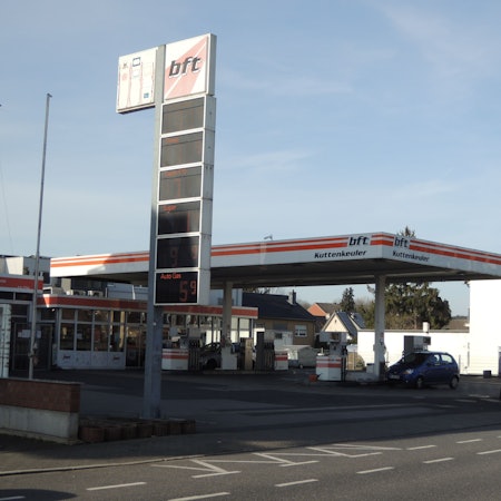 Auf dem Foto ist eine freie Tankstelle in Kerpen zu sehen, die überfallen worden war.