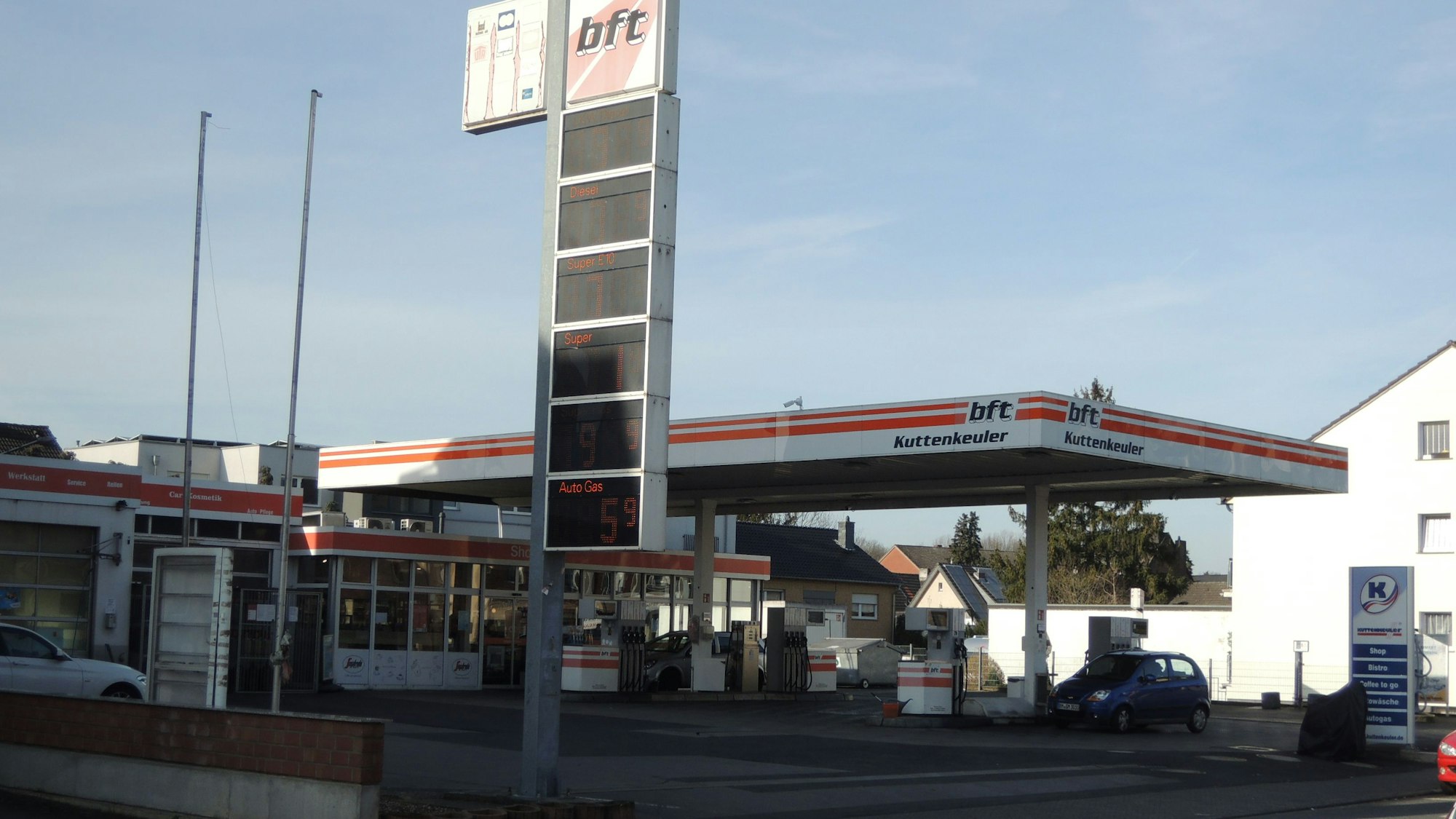 Auf dem Foto ist eine freie Tankstelle in Kerpen zu sehen, die überfallen worden war.