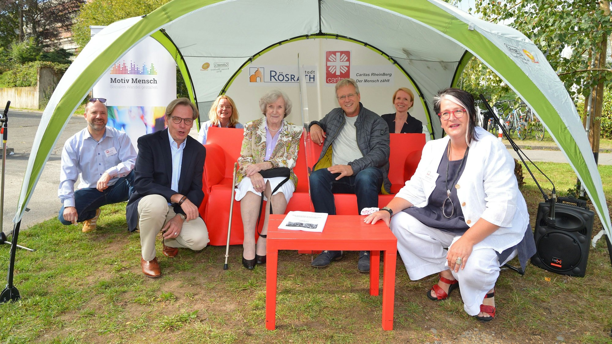 Schon 2020 startete die Quartiersentwicklung in Rösrath mit einer Aktion „Rotes Sofa“, damals mit Quartiersmanager Roland Schauder (l.) Sie soll nun eine Neuauflage finden.