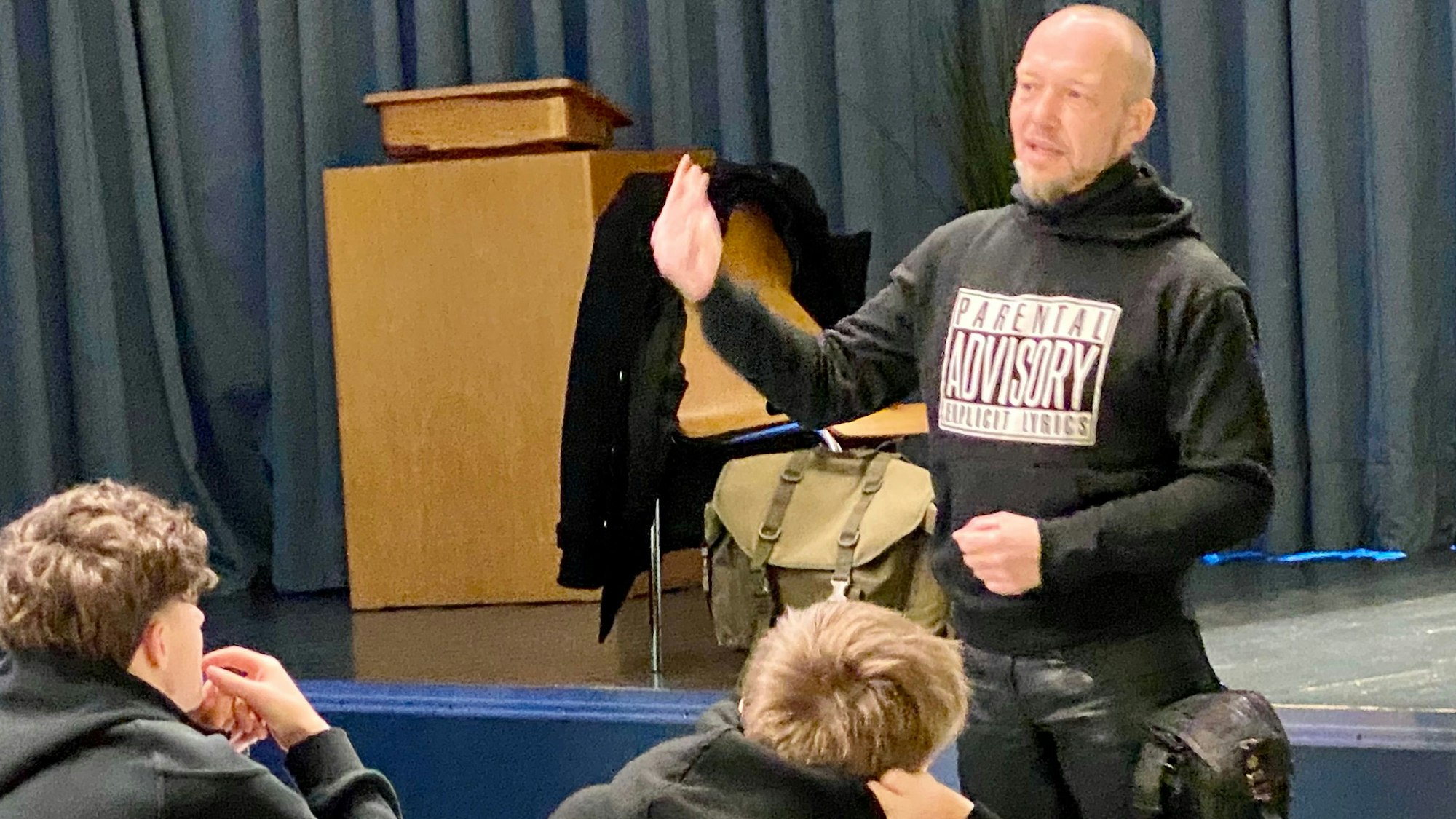 Zu sehen ist Timo Schüsseler im Gespräch mit Schülern.