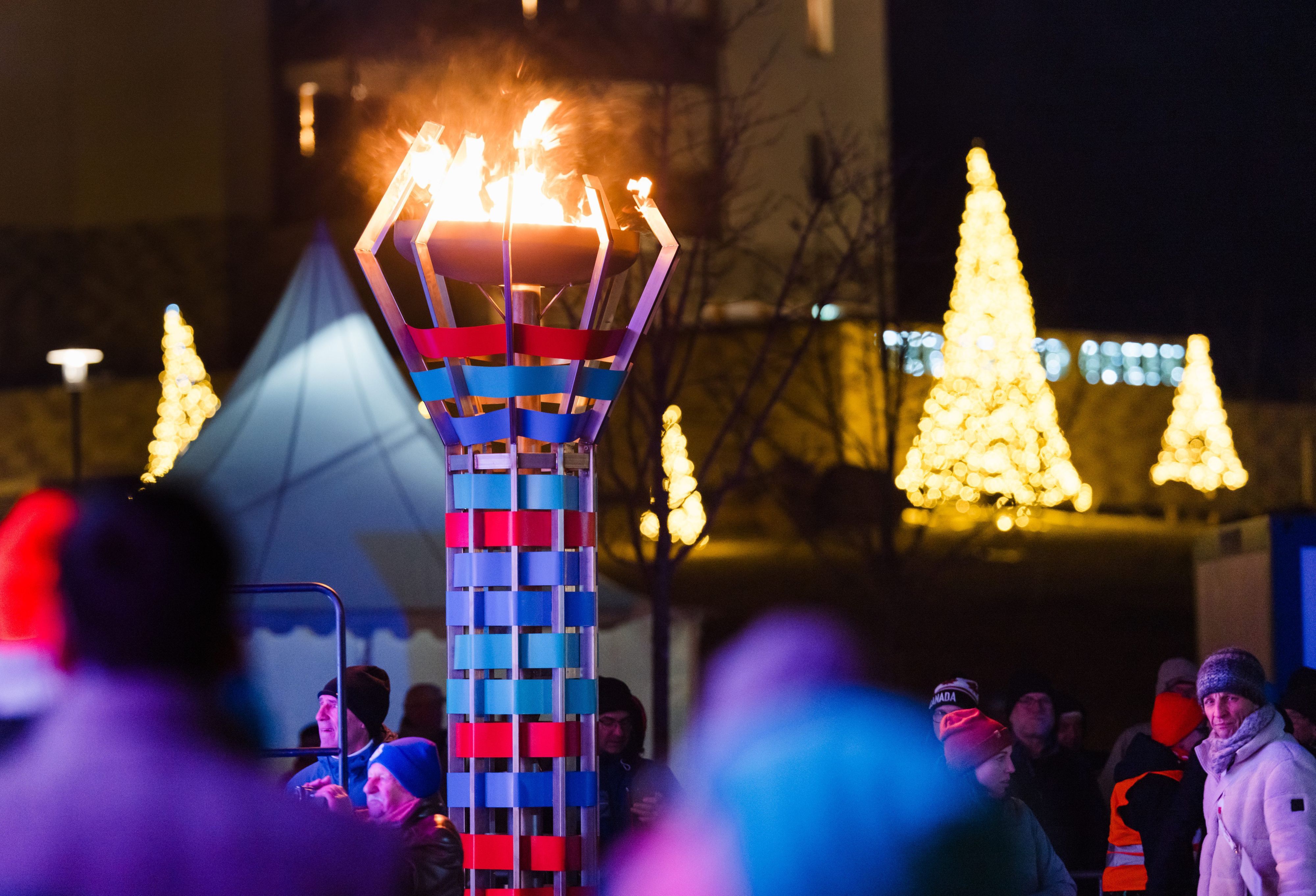 Die olympische Flamme leuchtet bei der Eröffnungsfeier der Special Olympics Nationalen Spiele am Stadtplatz.