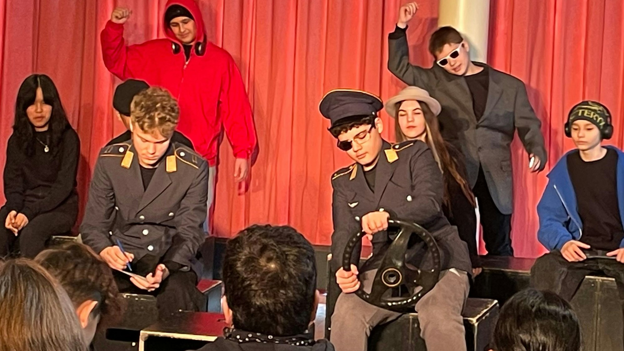 Szene aus dem theaterpädagogischen Stück „Neuland“ an der Henry-Ford-Realschule in Chorweiler.