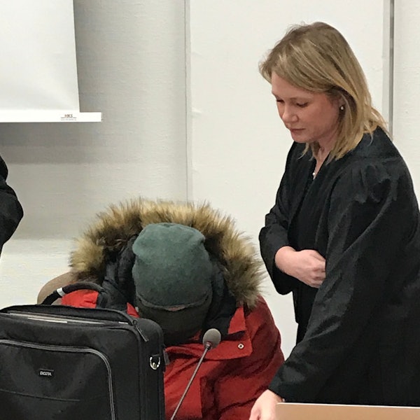 Der Hauptangeklagte im Prozess um gefälschte Coronatests und seine Verteidigerin Denise Gerul.