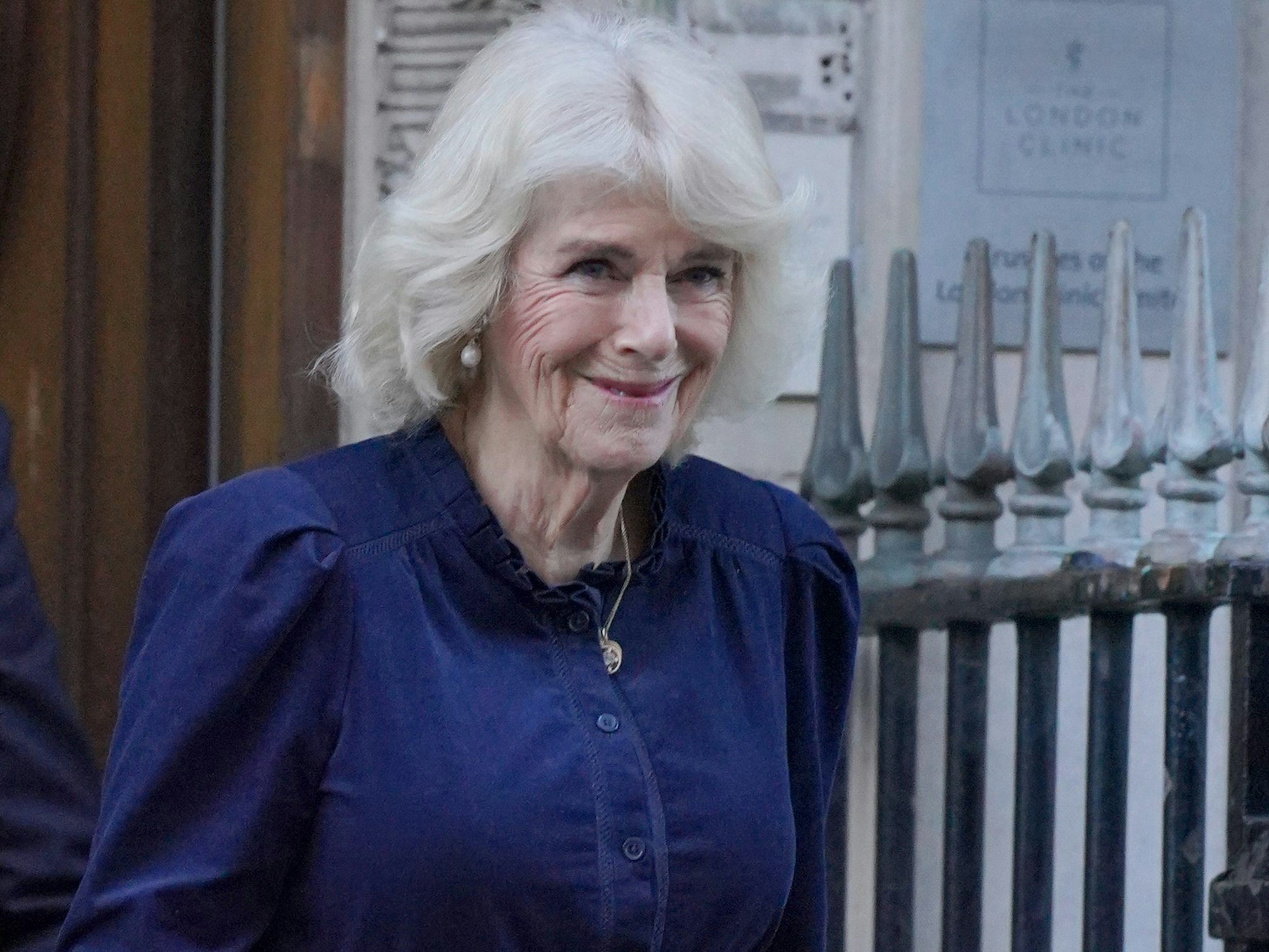 Königin Camilla verlässt die London Clinic im Zentrum Londons, wo König Charles wegen einer vergrößerten Prostata behandelt wird.