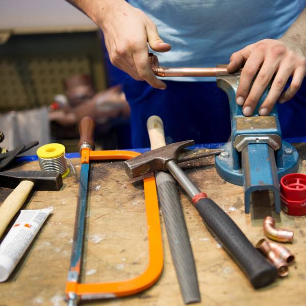 Ein Mann arbeitet an einem Schraubstock. Experten in Nordrhein-Westfalen rechnen unter anderem wegen des demografischen Wandels mit Schwierigkeiten bei der Unternehmensnachfolge in Handwerks- oder Industriebetrieben.